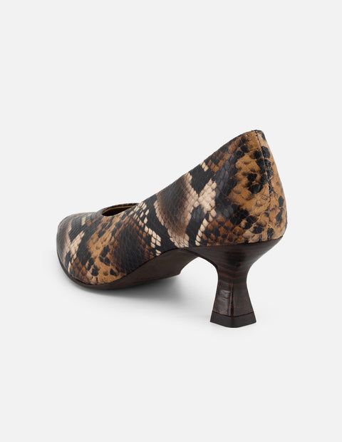 Zapatilla café piel para mujer con grabado tipo serpiente