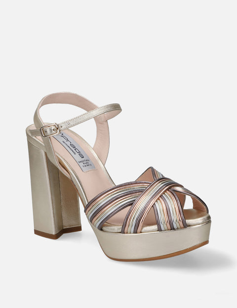 Sandalia con plataforma en piel metalizada color oro