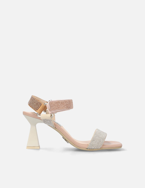 Sandalia con tiras de piel en pedrería multicolor