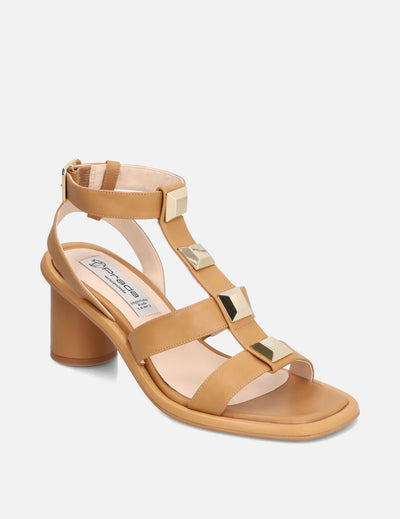 Sandalia de tiras con tachas piramidales piel color cuero