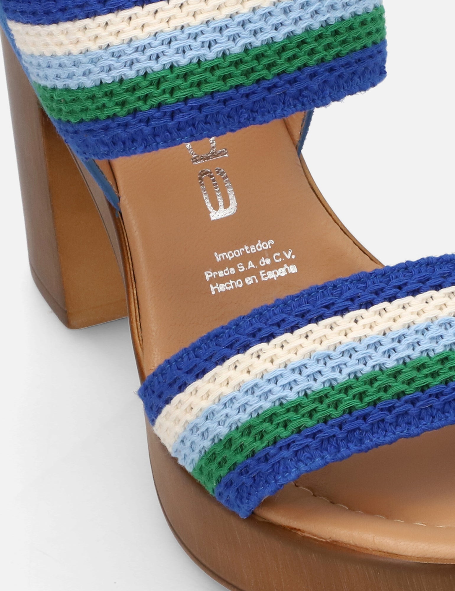 Sandalia con tiras apariencia crochet azul