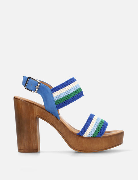 Sandalia con tiras apariencia crochet azul