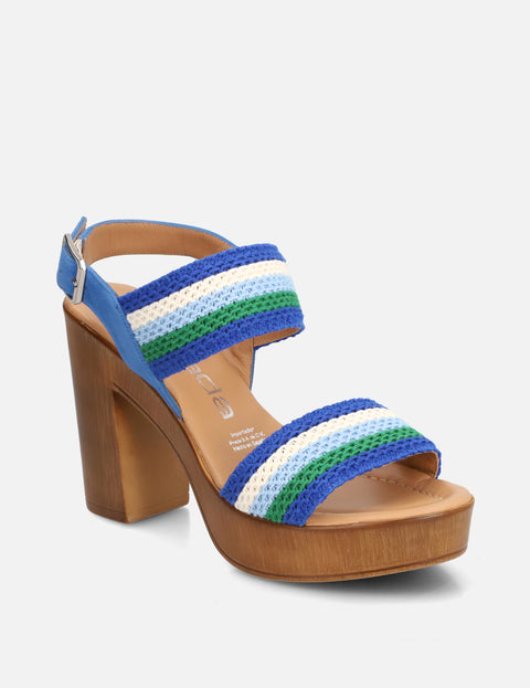 Sandalia con tiras apariencia crochet azul