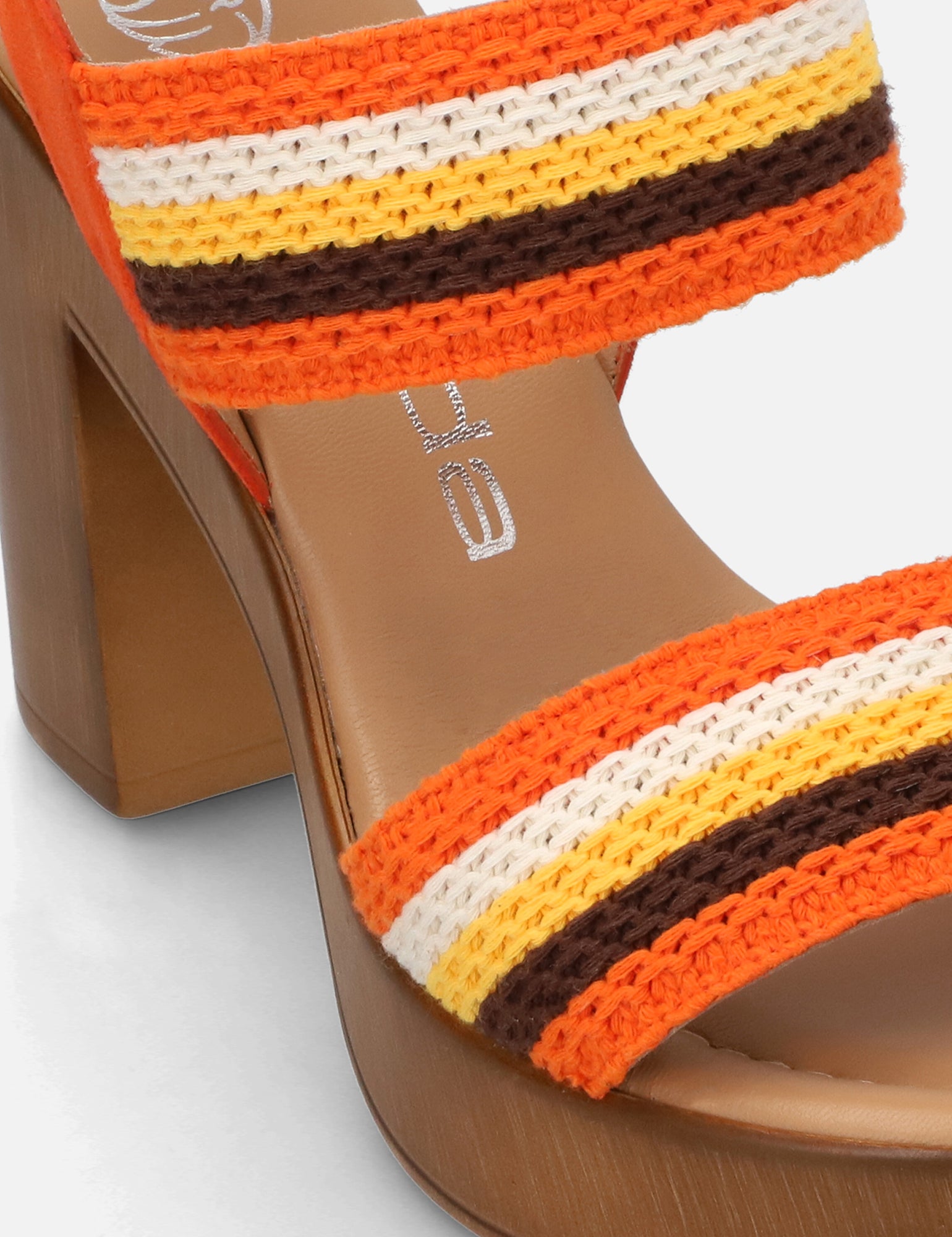 Sandalia con tiras apariencia crochet naranja