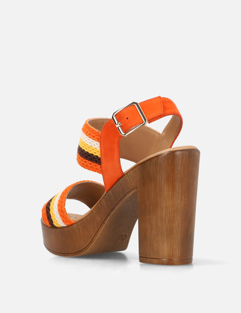 Sandalia con tiras apariencia crochet naranja