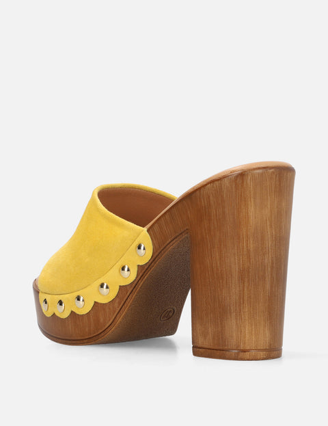 Mule con tachas en piel ante color amarillo