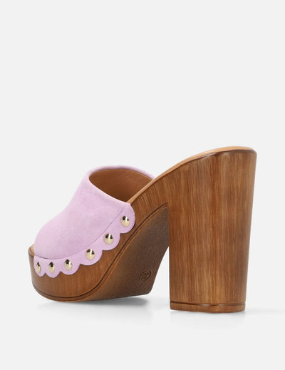 Mule con tachas en piel ante color lila