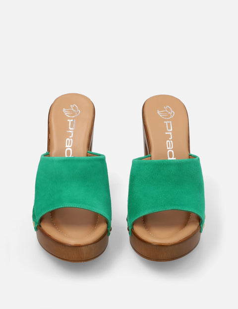 Mule con tachas en piel ante color verde