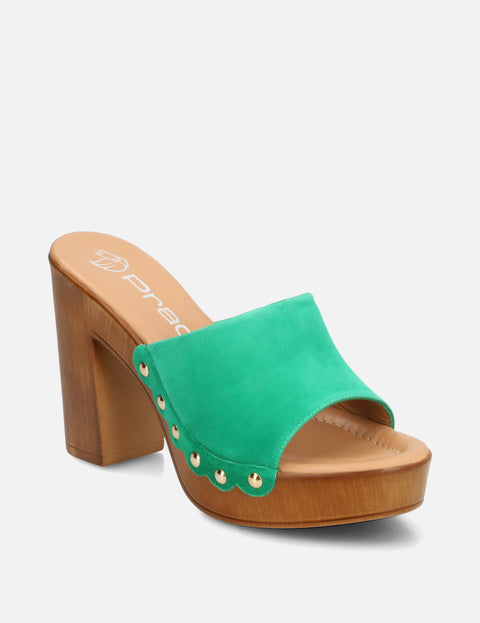 Mule con tachas en piel ante color verde