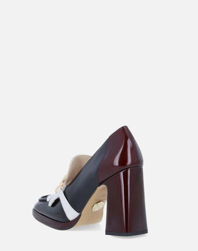 Mocasín en piel charol con bloques de color y hebilla color oro  para mujer