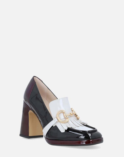 Mocasín en piel charol con bloques de color y hebilla color oro  para mujer