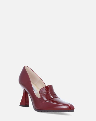 Mocasín en piel color  vino y  tacón alto para mujer.