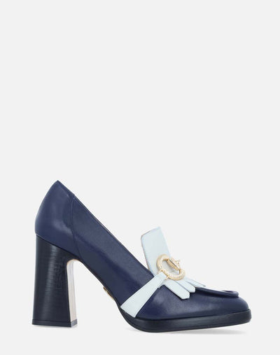 Mocasín  en piel azul contraste de color azul en los flecos  para mujer.