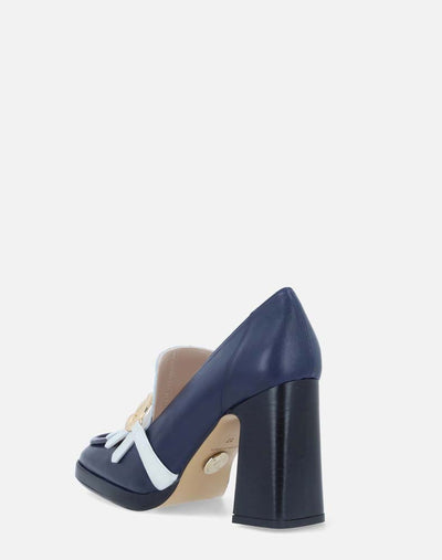 Mocasín  en piel azul contraste de color azul en los flecos  para mujer.