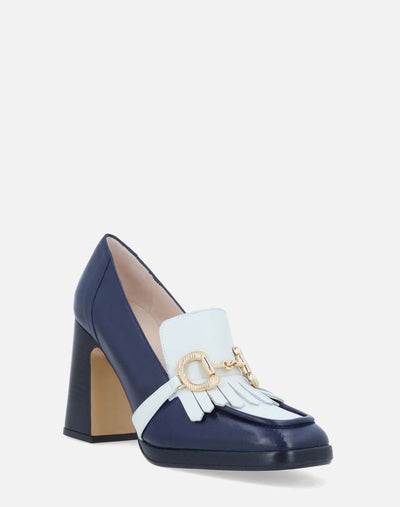 Mocasín  en piel azul contraste de color azul en los flecos  para mujer.