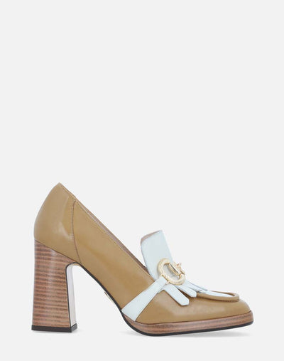 Mocasín  en piel cuero contraste de color blanco en los flecos  para mujer.