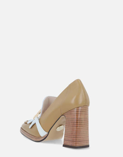 Mocasín  en piel cuero contraste de color blanco en los flecos  para mujer.