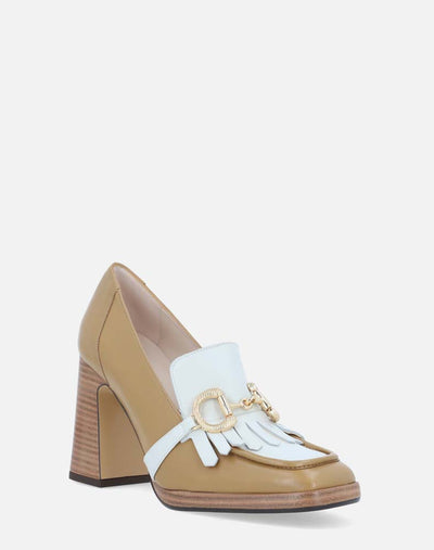Mocasín  en piel cuero contraste de color blanco en los flecos  para mujer.