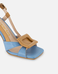 Sandalia de piel color azul para mujer con detalles color dorado
