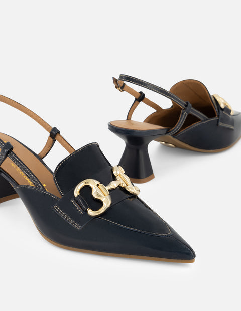 Zapatilla destalonada de charol color azul para mujer con hebillas color dorado