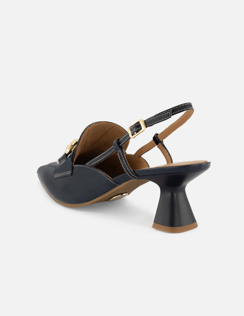 Zapatilla destalonada de charol color azul para mujer con hebillas color dorado