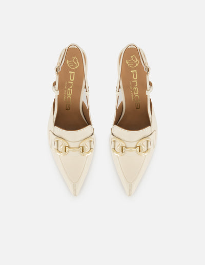 Zapatilla destalonada de charol color hueso para mujer con hebillas color dorado