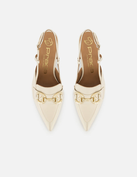 Zapatilla destalonada de charol color hueso para mujer con hebillas color dorado