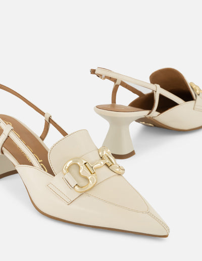 Zapatilla destalonada de charol color hueso para mujer con hebillas color dorado