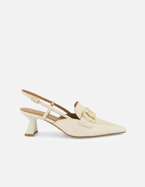 Zapatilla destalonada de charol color hueso para mujer con hebillas color dorado