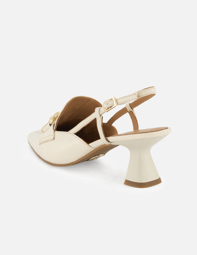 Zapatilla destalonada de charol color hueso para mujer con hebillas color dorado
