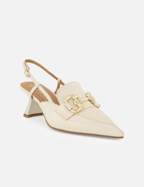 Zapatilla destalonada de charol color hueso para mujer con hebillas color dorado
