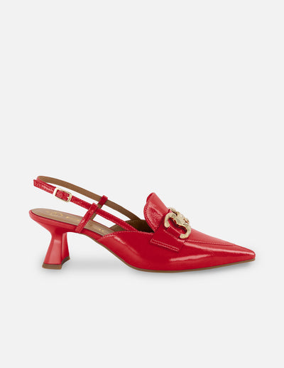 Zapatilla destalonada de charol color rojo para mujer con hebillas color dorado