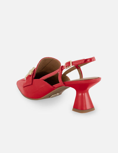 Zapatilla destalonada de charol color rojo para mujer con hebillas color dorado