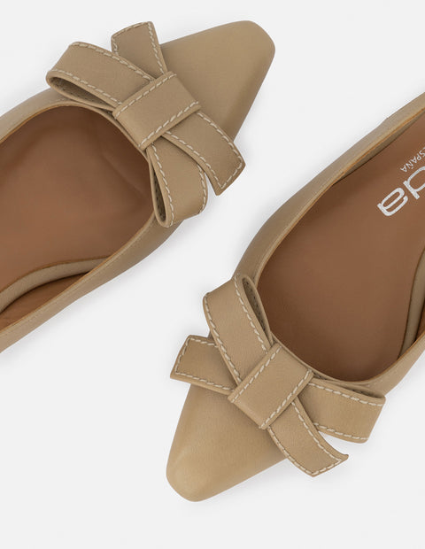 Zapatilla destalonada de piel para mujer color arena con moño decorativo al frente