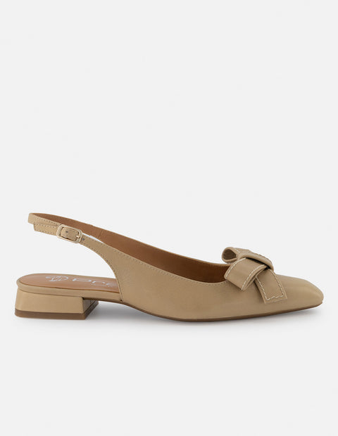 Zapatilla destalonada de piel para mujer color arena con moño decorativo al frente