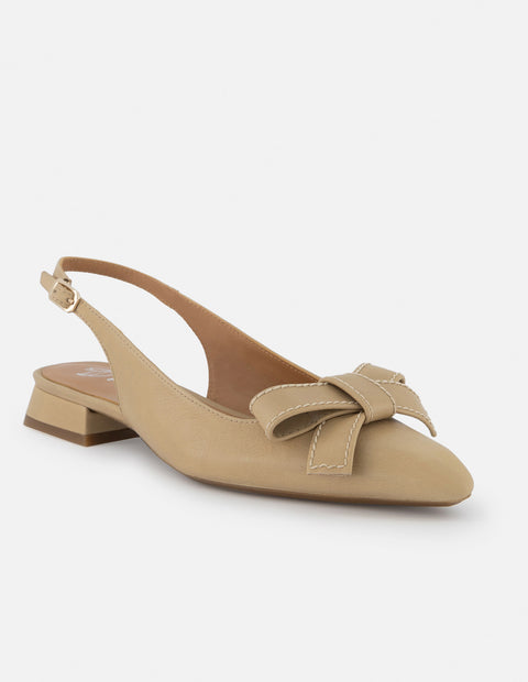 Zapatilla destalonada de piel para mujer color arena con moño decorativo al frente