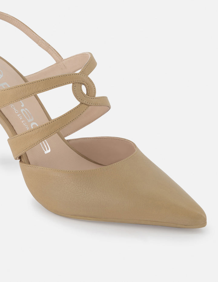 Zapato destalonado de piel color arena para mujer con detalle de tiras