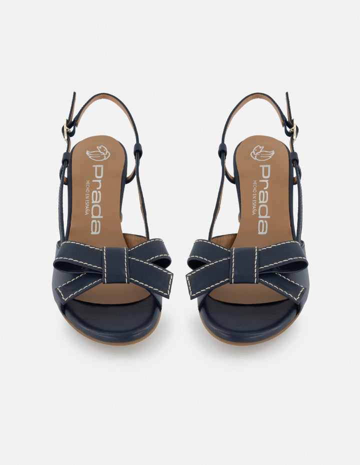 Sandalia destalonada de piel color marino para mujer con detalle de moño