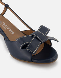 Sandalia destalonada de piel color marino para mujer con detalle de moño