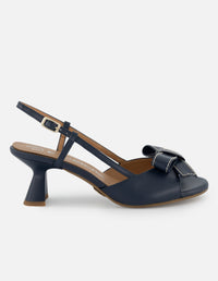 Sandalia destalonada de piel color marino para mujer con detalle de moño
