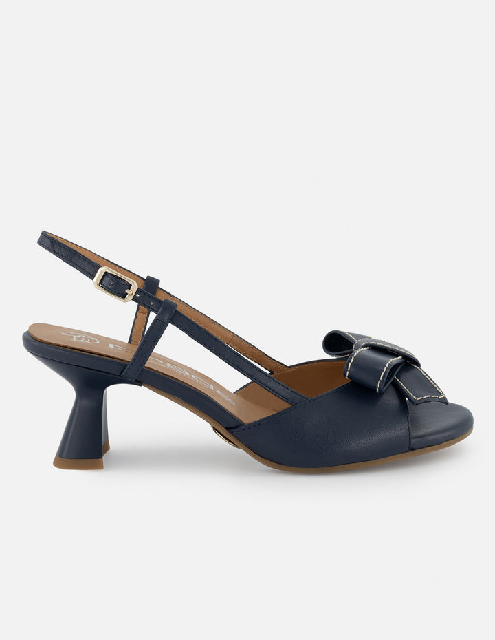 Sandalia destalonada de piel color marino para mujer con detalle de moño