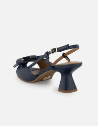 Sandalia destalonada de piel color marino para mujer con detalle de moño