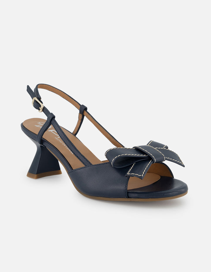 Sandalia destalonada de piel color marino para mujer con detalle de moño