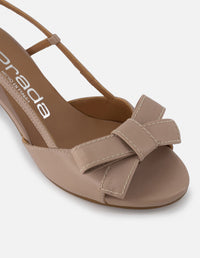 Sandalia destalonada de piel color nude para mujer con detalle de moño