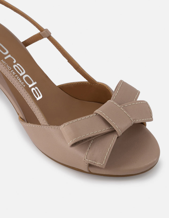 Sandalia destalonada de piel color nude para mujer con detalle de moño