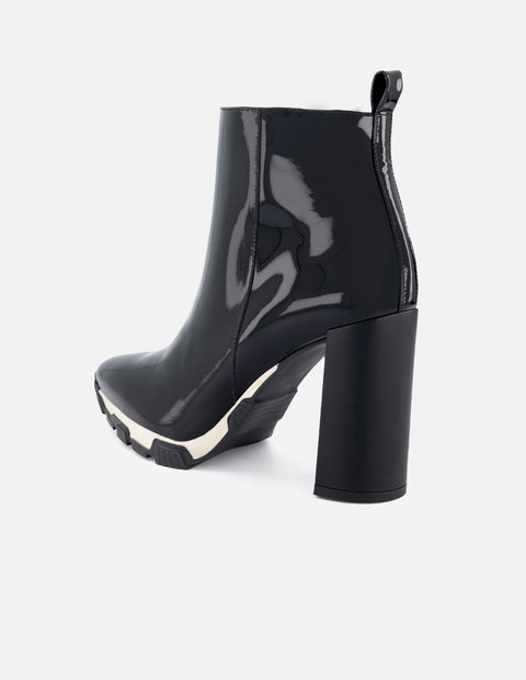 Botin para mujer de piel charol color negro con detalles en color blanco