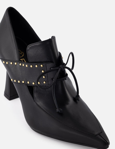 Zapatilla tipo mercedes de piel para mujer color negro con detalle de cordones