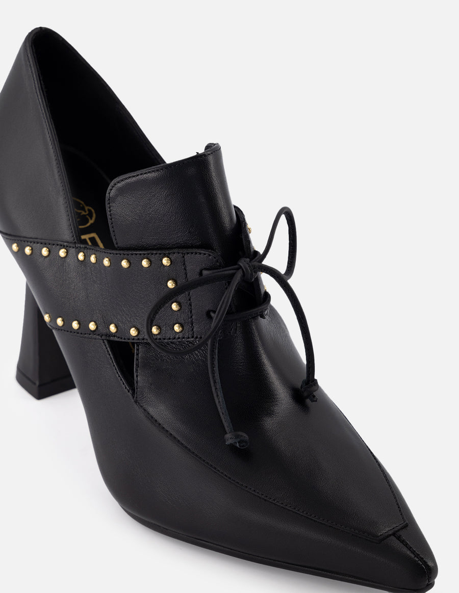Zapatilla tipo mercedes de piel para mujer color negro con detalle de cordones