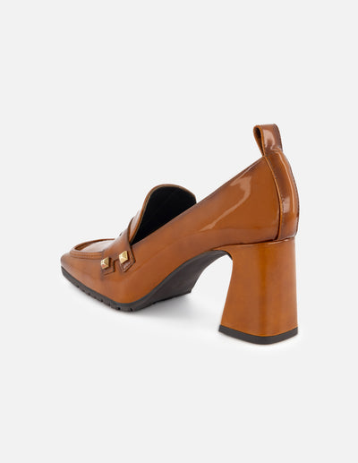 Mocasín de piel charol para mujer color cuero con detalles en color dorado