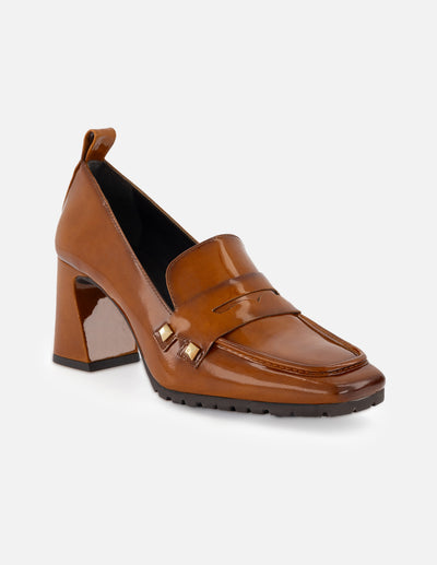 Mocasín de piel charol para mujer color cuero con detalles en color dorado